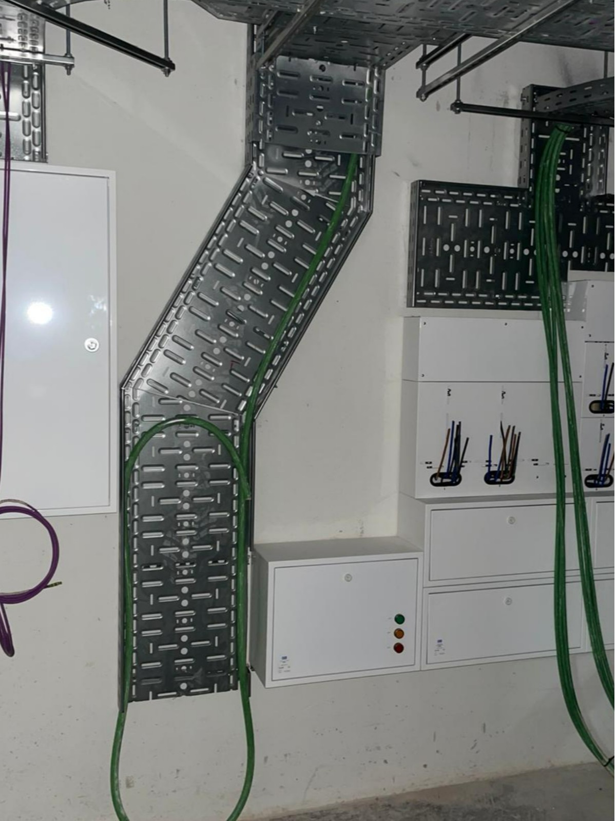 Painel elétrico em montagem